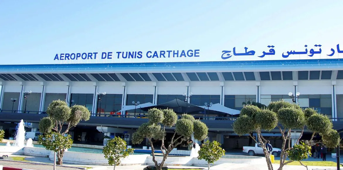 Façade de l'aérogare de l'aéroport de Tunis-Carthage, avec l'enseigne du terminal et le parvis des arrivées
